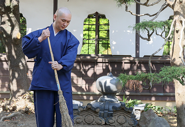 作務衣で「作務」掃除も修行