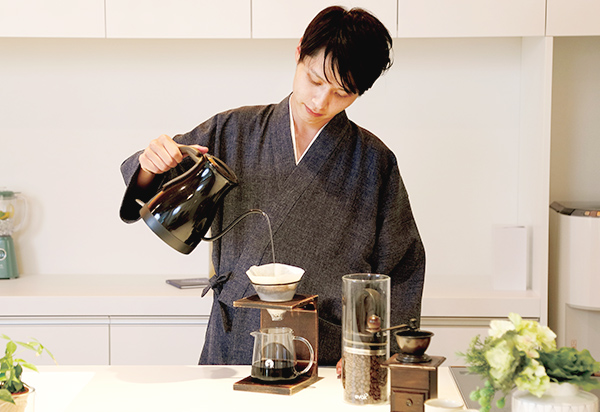 作務衣でコーヒー
